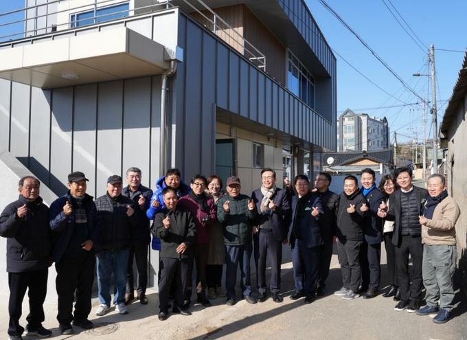 윤병태 나주시장을 비롯한 관계자들과 주민들이 이창 8통 마을회관 리모델링 완료를 기념해 단체 사진을 찍고 있다(사진 제공-나주시)