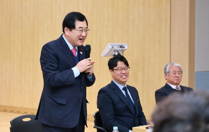 28일, 경주시 천북면 행정복지센터에서 열린 시민과 함께하는 소통간담회에서 주낙영 경주시장이 주민들에게 인사말을 전하고 있다.