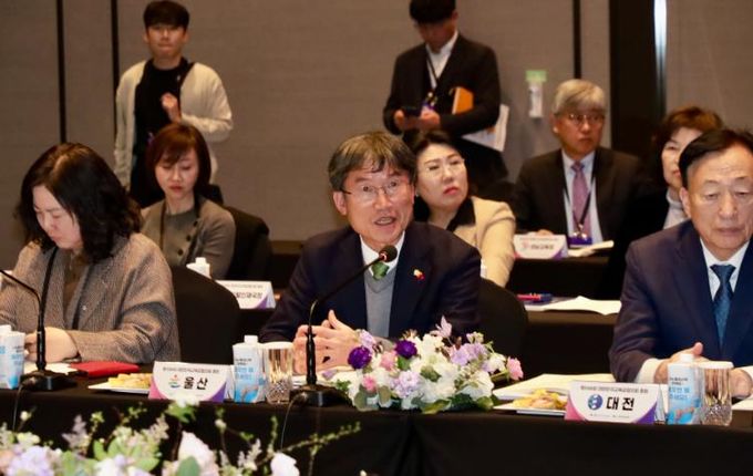 천창수 교육감이 29일 경기도 더블트리 바이 힐튼에서 열린 '제106회 대한민국교육감협의회 총회'에서 안건 발언을 하고있다