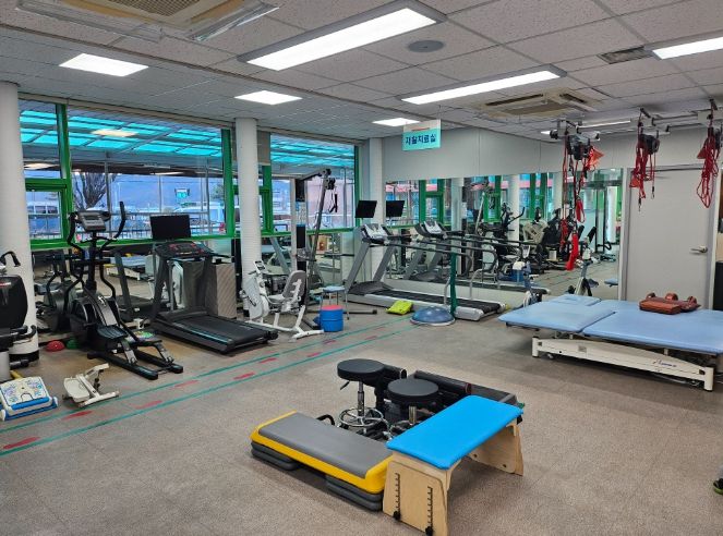 함양군보건소는 지역 주민의 신체기능 회복과 건강 증진을 위해 함양군보건소 정신건강복지센터 1층에 재활치료실을 상시 운영하고 있다.