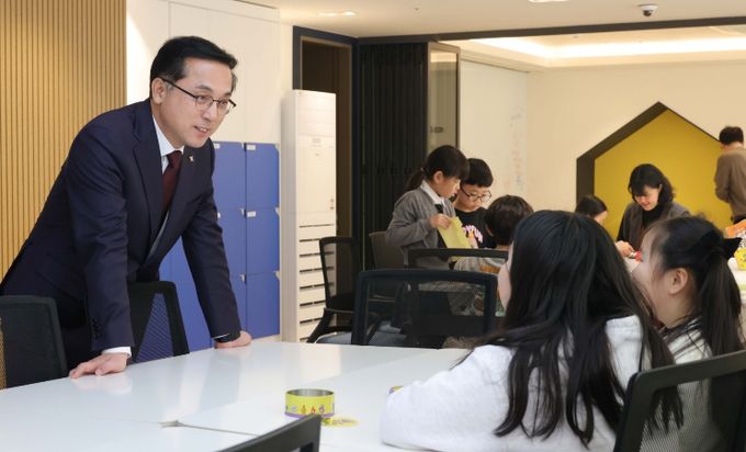 다함께돌봄센터 9호점에서 박희조 동구청장이 아이들과 대화하고 있다