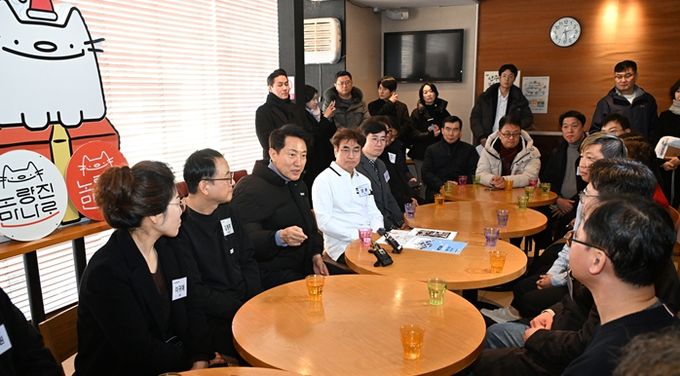 오세훈 서울시장이 11일 동작구 노량진 만나로를 찾아 상인들과 간담회를 하고 있다.