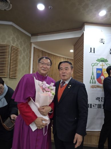 천주교 수원교구 곽진상 제르마노 주교 서품식에 참석한 이재식 수원특례시의회 의장 기념촬영