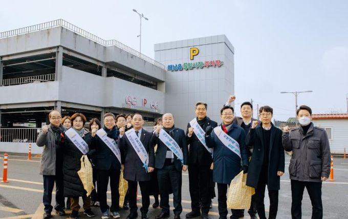 해남군의회, 설맞이 전통시장 장보기와 사회복지시설 위문