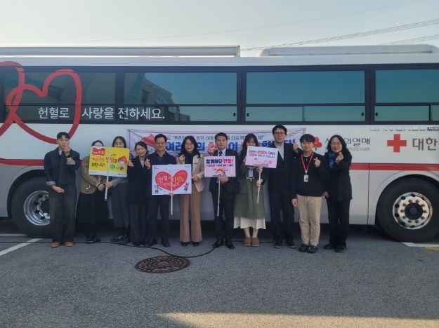 강북교육지원청 직원들이 13일 청사내에서 헌혈 봉사활동을 하고 기념사진을 찍고있다.