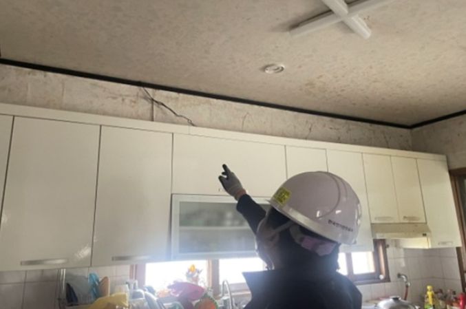 노후주택의 전기시설을 점검하는 모습