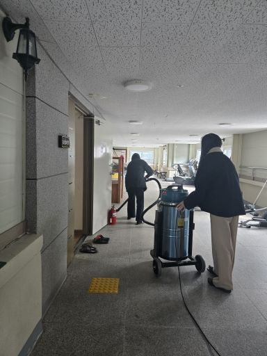 강남교육지원청 직원들이 25일 울주군 혜진원에서 희망 나눔 봉사활동을 하고 기념사진을 찍고있다.