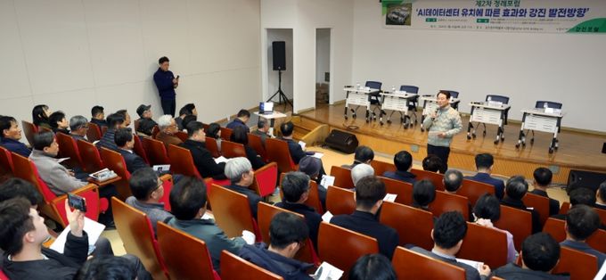 강진포럼이 26일 강진군 고려청자박물관 시청각실에서 ‘AI 데이터센터 유치 포럼’을 개최했다.