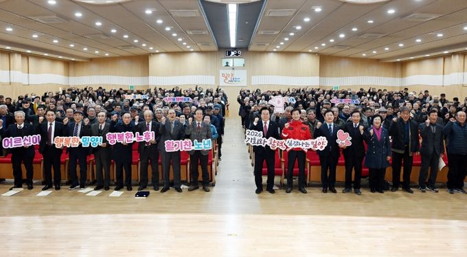 26일 밀양시청 대강당에서 열린 2026년 대한노인회 밀양시지회 정기총회에서 참석자들이 기념 촬영을 하고 있다.