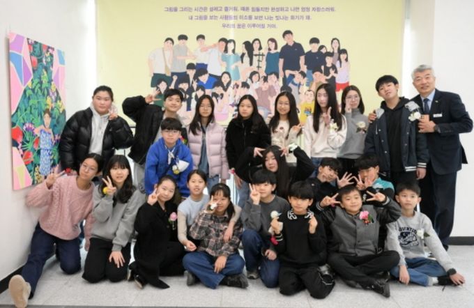 지난 25일 ‘작가와의 만남’ 행사 후 기념 촬영을 하고 있다.