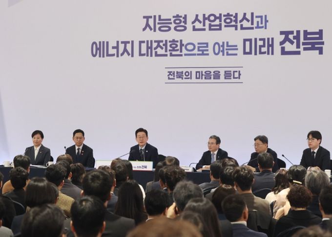 이재명 대통령이 27일 전북특별자치도 전주시 전북대학교에서 열린 '전북의 마음을 듣다' 타운홀미팅 간담회에서 발언하고 있다 사진제공=전북사진기자단