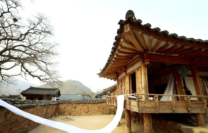 밀양시 단장마을 허씨고가 사랑채의 마루 목련 오브제 사진