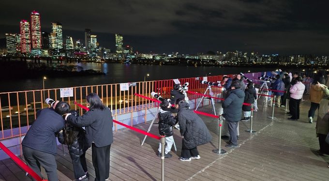 마포365천문대 옥상 천체관측실에서 망원경으로 달을 관측하는 마포구민 가족들