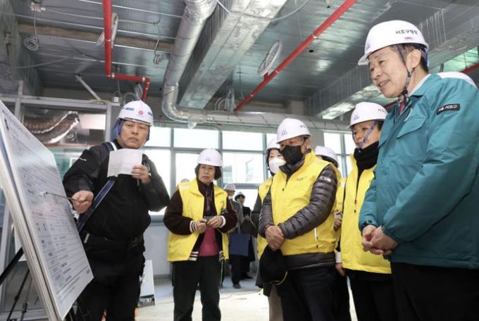 전성수 서초구청장(맨 오른쪽)이 3일 서초3동 열린문화센터 신축 현장에서 주민들과 함께 현장소장의 공사 추진현황과 안전조치 내역 브리핑을 청취하고 있다.