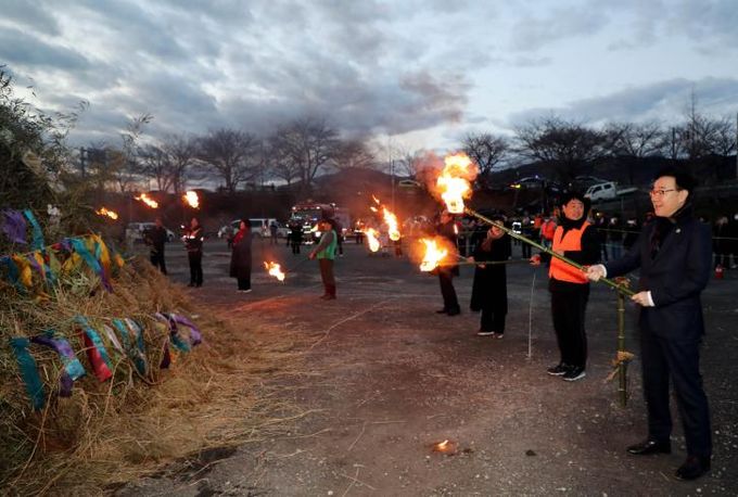 하동군 곳곳 밝힌 정월대보름 달집태우기..군민 안녕과 풍년 기원