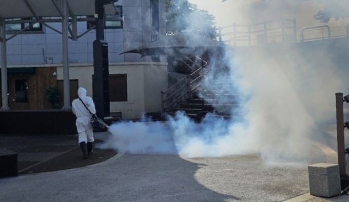 밀양시가 해천야외공연장 일원에서 유충구제 방역 작업을 하고 있다.