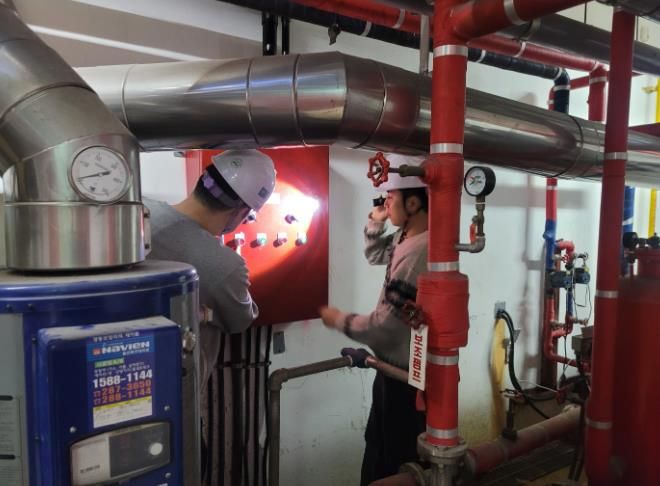 강북교육지원청 직원들이 4일 동천유치원 기계실에서 해빙기 안전점검을 하고있다