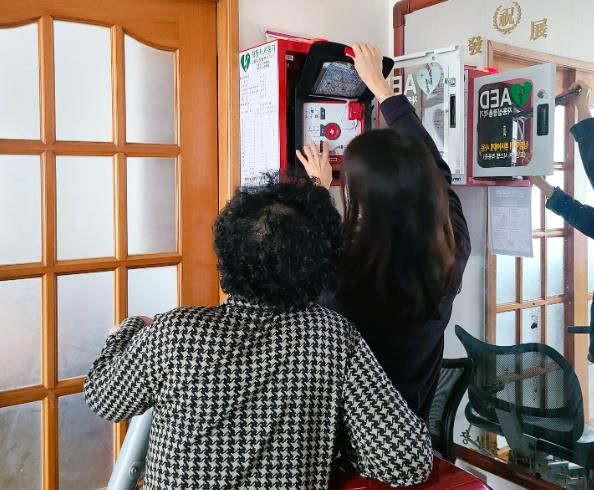 장성군이 지역 내에 설치되어 있는 모든 자동심장충격기를 전수 조사했다.