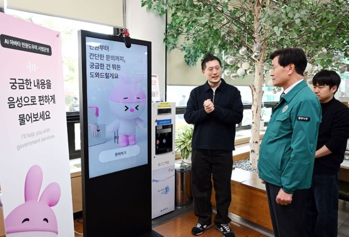 안병구 밀양시장이 ‘인공지능(AI) 아바타 민원도우미’ 서비스 시연을 하고 있다.