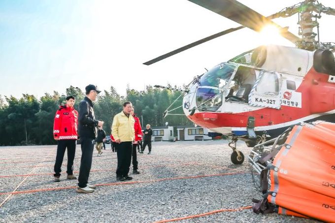 조근제 함안군수, 봄철 산불 대응 점검 나서_산불헬기 계류장 방문 점검 사진