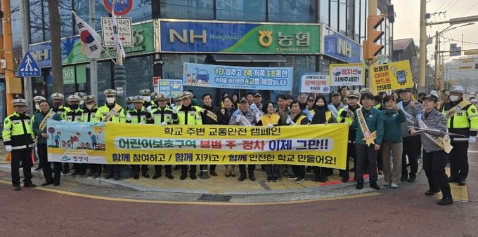 - 밀양시, 밀양경찰서, 밀양교육지원청, 밀양녹색어머니연합회, 밀양시모범운전자회 관계자 및 회원들이 교통안전문화 캠페인 후 기념 촬영을 하고 있다.