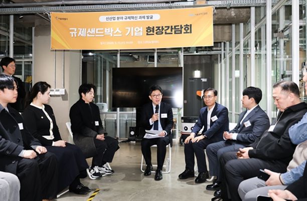 김병민 서울시 정무부시장이 3월 11일 성동구 성수동 ‘뉴빌리티’ 본사에서 열린 ‘신산업 분야 규제혁신 과제 발굴을 위한 규제샌드박스 기업 현장간담회’에서 기업 관계자들과 규제 애로 및 개선 방안을 논의하고 있다.