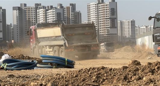 세륜 및 측면살수를 실시하지 않아 도로에 비산먼지를 다량 발생시키는 수송차량