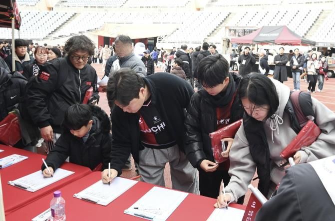 부천시민들이 KTX-이음열차 소사역 정차 요구 시민 서명운동에 참여하고 있다.