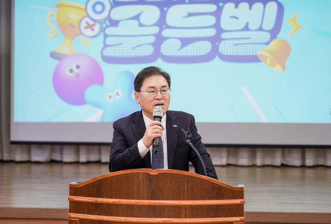 여수시가 공직사회 청렴문화 확산과 반부패 의식 제고를 위해 지난 11일 회의실에서 ‘청백리(청렴한 100인 리더) 골든벨’을 개최했다.