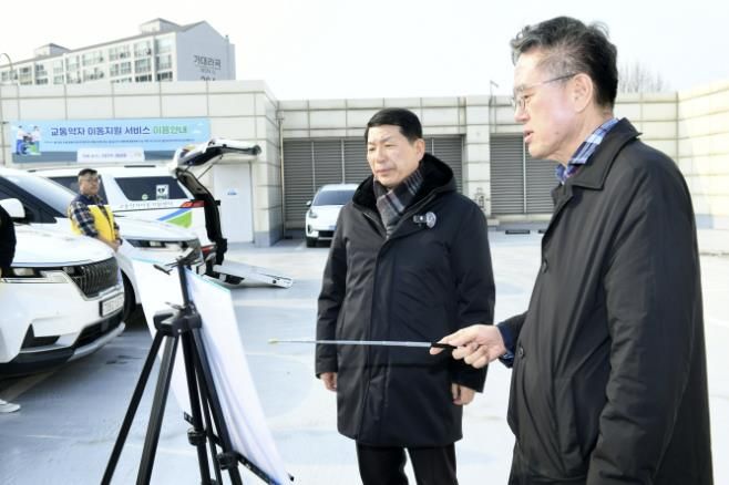 교통약자 이동지원센터에 대해 보고받는 백경현 구리시장