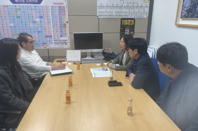 진안군, 국회 방문해 진안형 기본소득 국비 지원 요청(진안군에서 김윤덕 의원실을 방문해서 진안형 기본소득에 대해 설명하고 있음)