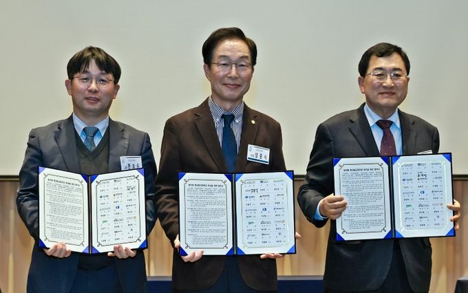 주낙영 경주시장(오른쪽부터)과 임종식 경상북도 교육감, 한보승 신라공업고등학교장이 12일 경주 황룡원에서 열린 ‘AI 미래 모빌리티 분야 협약형 특성화고 지·산·학 업무협약식’에서 협약서를 들어 보이며 기념촬영을 하고 있다.
