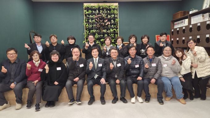 밀양시가 가곡동 도시재생추진협의회 회원들과 ‘소통하기 좋은 날’ 열여섯 번째 만남을 가진 후 기념 촬영을 하고 있다.