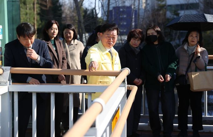 박승원 광명시장이 지난 13일 보수 및 보강공사가 완료된 햇무리 육교를 찾아 현장을 둘러보고 있다.