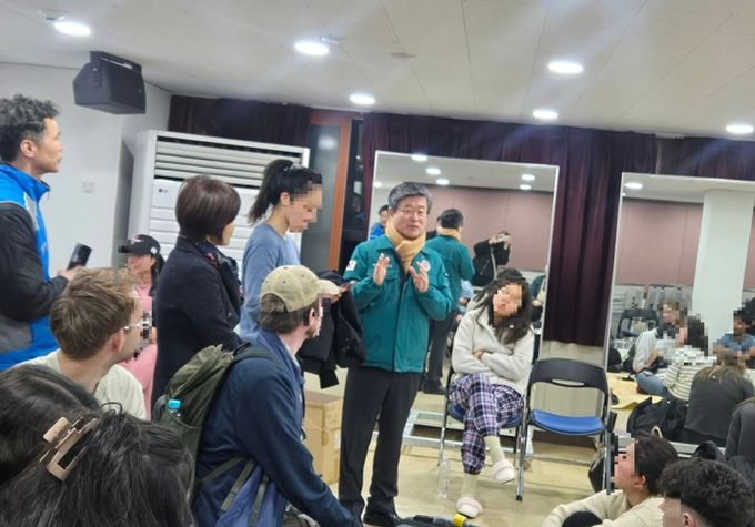 임시대피소에서 이재민에게 설명하고 있는 김길성 중구청장