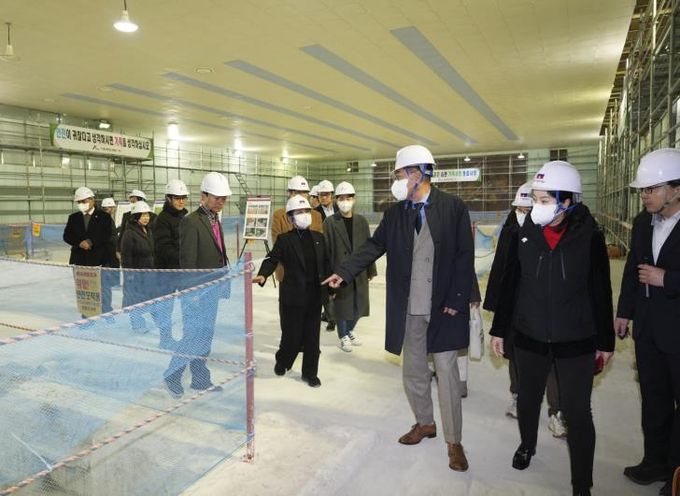 올림픽기념국민생활관 내 공사현장과 스크린파크골프장을 방문한 정문헌 구청장의 모습