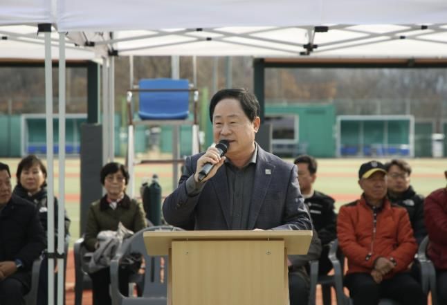 남양주시협회장기 테니스대회에서 선수들을 격려하고 있는 주광덕 시장