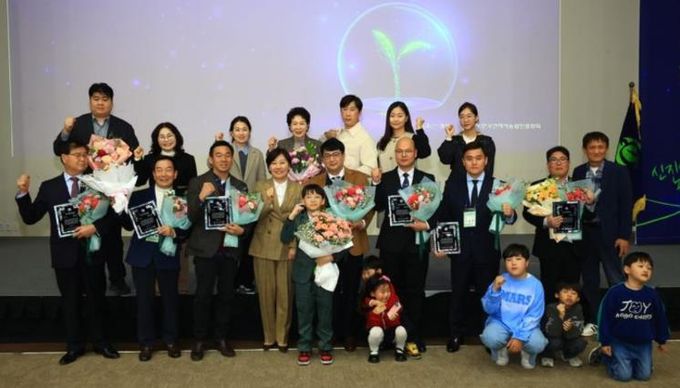 백문기 합천생약가공 영농조합법인 대표, 신지식농업인 장 수상-첫째줄 맨왼쪽