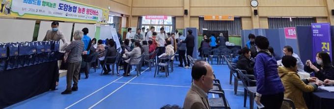 강진군이 지난 19일 도암문화회관에서 찾아가는 농촌 왕진버스 사업을 진행했다.