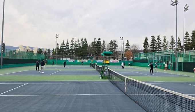 지난 21일부터 22일까지 열린 ‘제38회 밀양시 종별 테니스대회’에 참가한 동호인들이 밀양종합운동장 부속 테니스장에서 열띤 경기를 펼치고 있다.