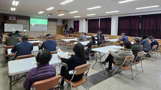 사과 재배 농업인들이 과수화상병 예방 교육을 듣고 있다.