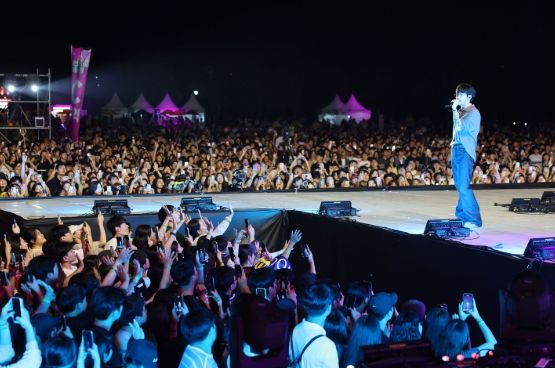 지난해 9월 광산구는 황룡친수공원 일원에서 제3회 광산뮤직ON페스티벌을 개최했다. 시민들이 무대에 오른 10CM의 공연을 즐기고 있다.