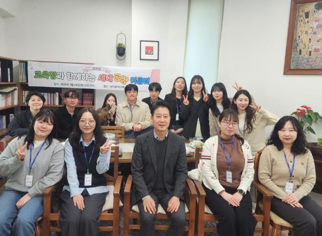 강남교육지원청 임채덕 교육장이 26일 청사 내 회의실에서 저연차 공무원들과 '세대 공감 이음터'를 열고 기념사진을 찍고있다