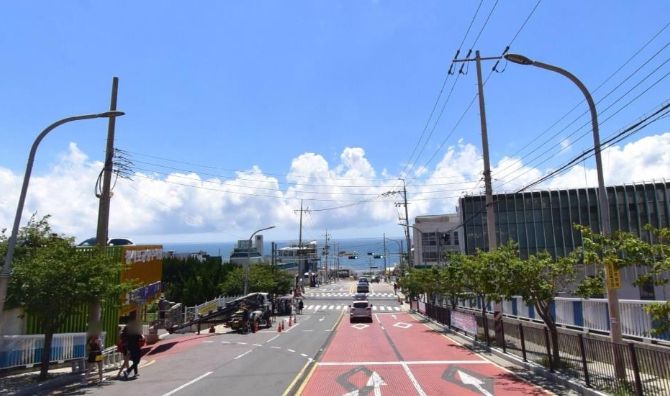 전선 지중화사업을 시행할 청사포 전경. 해변열차가 다니는 해운대 대표 관광지다.