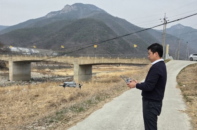민원지적과 직원이 지적확정측량 대상지 및 개발부담금 부과대상 사업지 현장에서 드론을 직접 조종하고 있다.