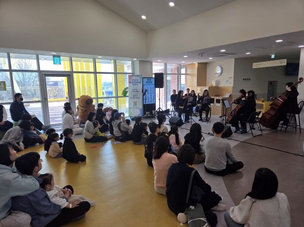 울산지역 학생과 학부모 가족들이 28일 큰나무놀이터에서 오케스트라 공연을 관람하고 있다.