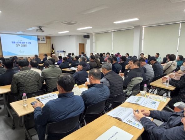 나주시가 지난 26일까지 공선회원 300여 명을 대상으로 ‘명품 나주배 생산·유통 정책 설명회’를 개최했다.