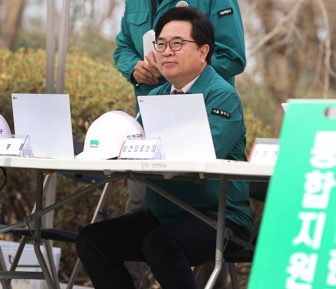 박일하 동작구청장이 지난 27일 현충원 내 서달산 일대에서 ‘유관기관 합동 산불대응 모의훈련’에 참여하고 있다.