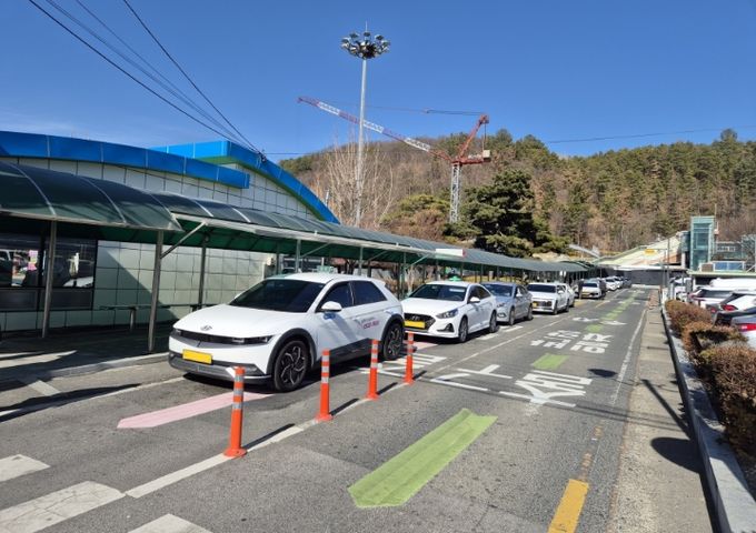 밀양역 택시승강장에서 대기 중인 택시들의 모습