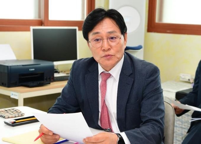 강화군, 섬 주민 건축자재 해상운송비 지원사업 본격 시행(1_서도면 찾아가는 이동군수실에서의 박용철 군수)